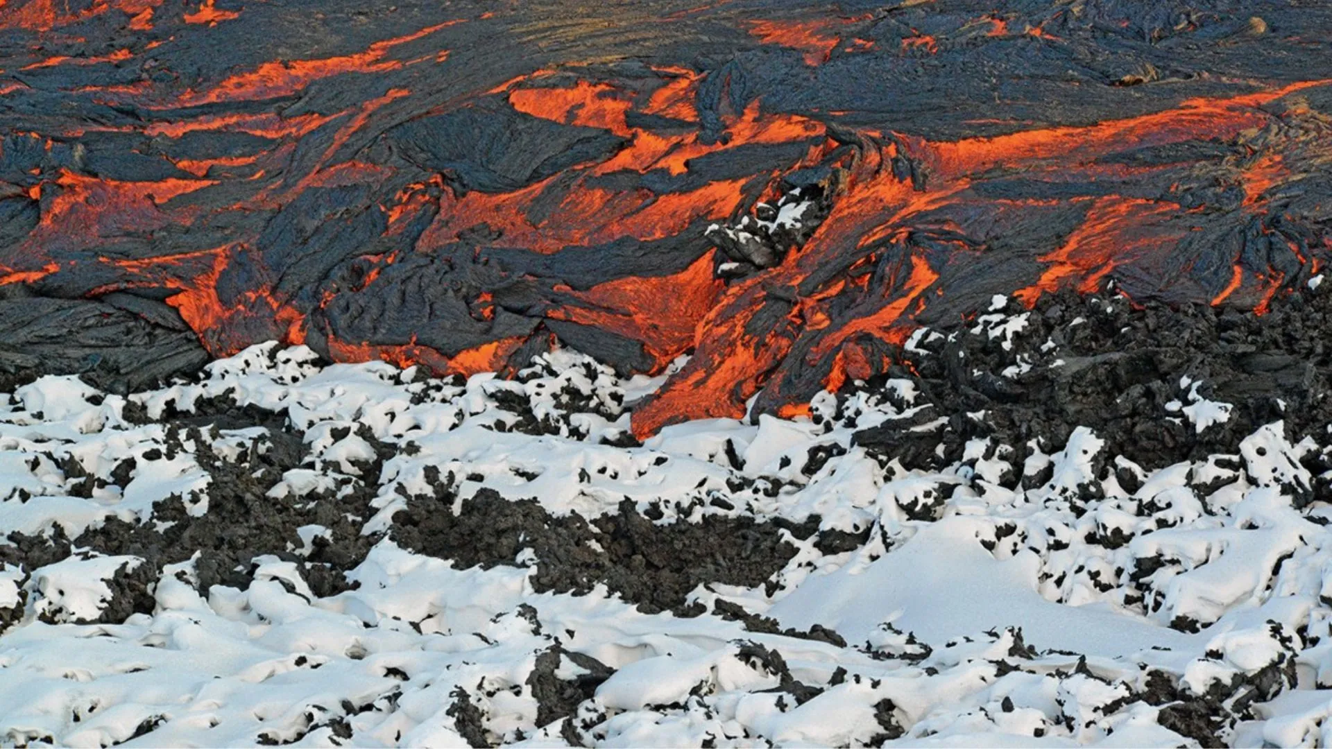 La lave rencontre la neige : La vérité stupéfiante derrière les dernières images virales d’Islande